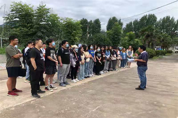 2cd65d52f79d4164b9d529f6826a2063.jpg 眉县试验站负责人介绍有关情况.jpg