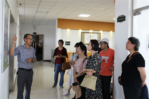 3f178d4dc2504c02826233b12d10d68d.jpg 牛秀峰老师带领教工党员参观旱区节水研究院.jpg