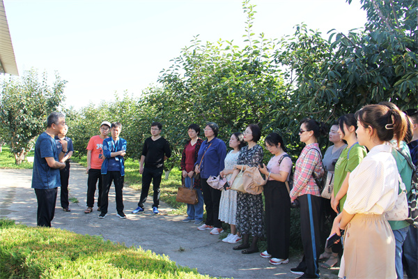 7f042fbf2b5048bfb3b9b14c4232d352.jpg 杨勇研究员介绍国家柿种质资源圃概况.jpg