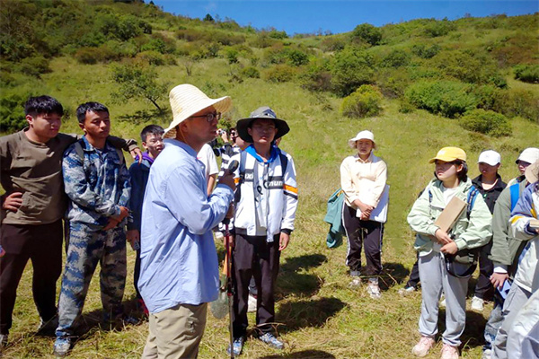 9b5188d473c84fd28a26a8e49e3b32aa.jpg 实习老师在平河梁草甸授课.jpg