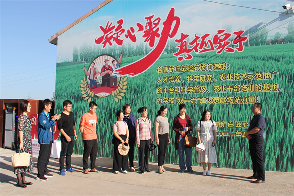 9f5687ce6cff42b88ee74d4e0b48bc78.jpg 曹新庄试验农场副场长杨永军介绍农场基本情况.jpg