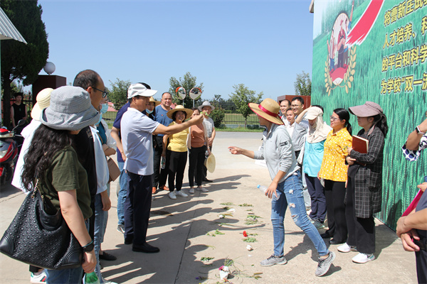 bd4988bd49ec4c108a87e43c371ac927.jpg 饶慧斌对大家进行考核.jpg