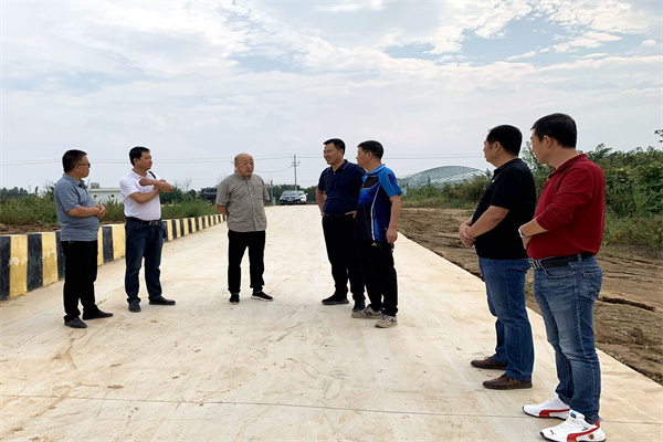 f62aa24dca904176962a61a75ee31c4f.jpg 朱荣科一行研究葡萄教学区土地复垦方案_副本.jpg