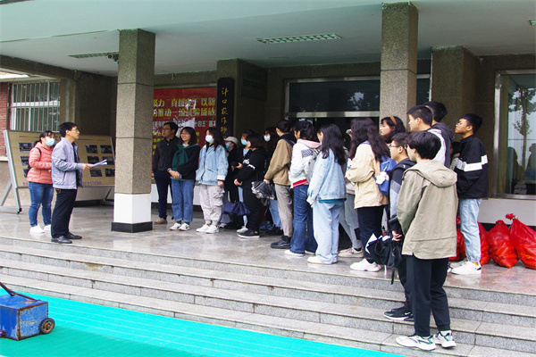 0991f0b8ea89417aa6d86501a68a2e0b.jpg 负责人介绍试验站基本情况.jpg