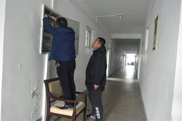 5731c0f59a064a709814e797b88ff156.jpg 检查办公楼配电箱.jpg