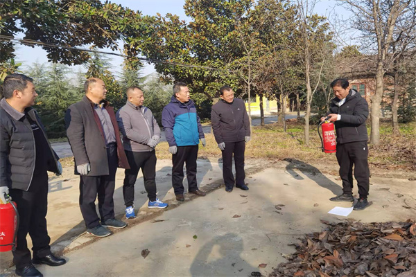 9ab6bb0b67a0487badb4afe47fa6433c.jpg 讲解灭火器的操作规范.jpg