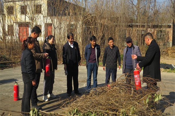 d451293af6964f81aeaffa57fd60a52f.jpg 示范灭火器的使用方法.jpg