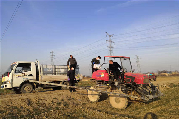 a8ca654fe7754ceabfd135a2c506c593.jpg 化学除草配药.jpg