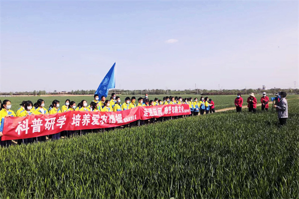 126310e0c77b4ad2a8b1382858f87daf.jpg 劳动教育实践活动现场.jpg