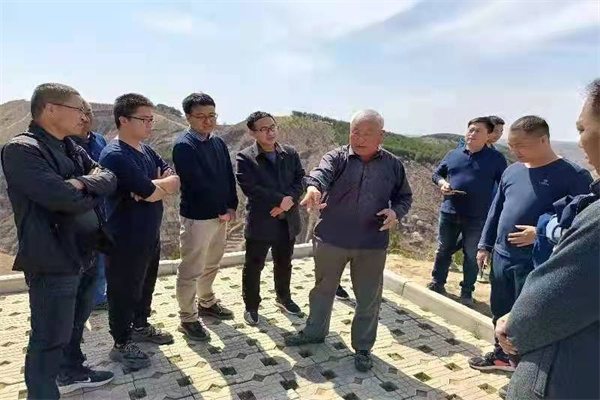 1a5fdb58e89442b49f01f85ae6373342.jpg 参观龙头山山顶.jpg