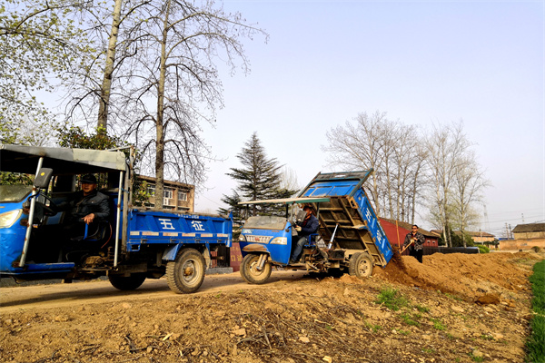 200d592bd7244377bfad6343349c84dc.jpg 拉运土方围堰.jpg