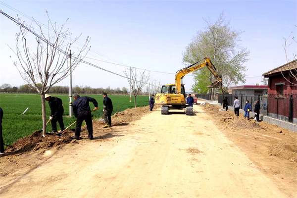 69e2636329e14f6ba961bbf155e16cac.jpg 职工新栽樱花树.jpg