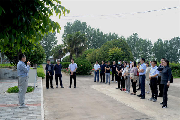 06af1349d1c44736ac116a45f9a681e5.jpg 杨开宝副教授介绍猕猴桃产业发展.jpg