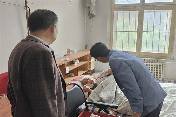 0af5583ba18f4b4b8bb117bf32d332bf.jpg 看望退休职工王炳光.jpg