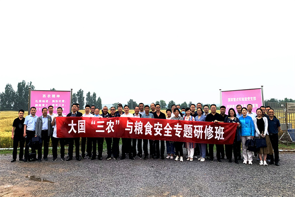 15cebb9b3f1f4cc6bd37c2a6592dc36b.jpg 试验地头合影_副本.jpg