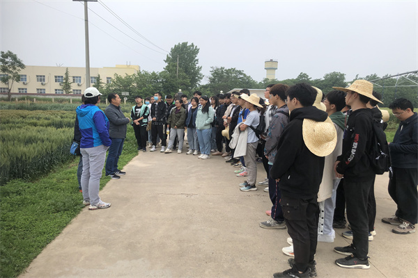 23f0dd5f050f40d6a35ba56478a1a47a.jpg 杨永军副场长介绍农场基本情况.jpg