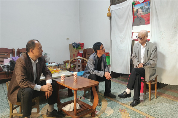 25e55a8ad0a54b4f9e32676666fb1bda.jpg 看望退休职工贺宏鑫.jpg