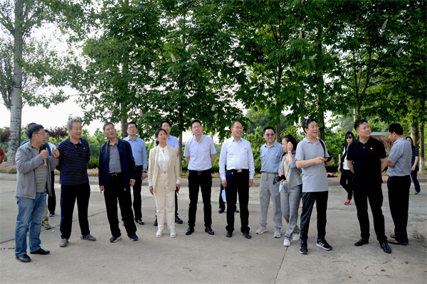 6fb8e1b24fda46b0b4d7a0387f446850.jpg 眉县试验站负责人介绍站上情况.jpg