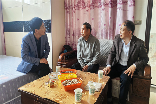 854799eb69f5439fbca517d29daa27e1.jpg 看望退休职工潘长义.jpg