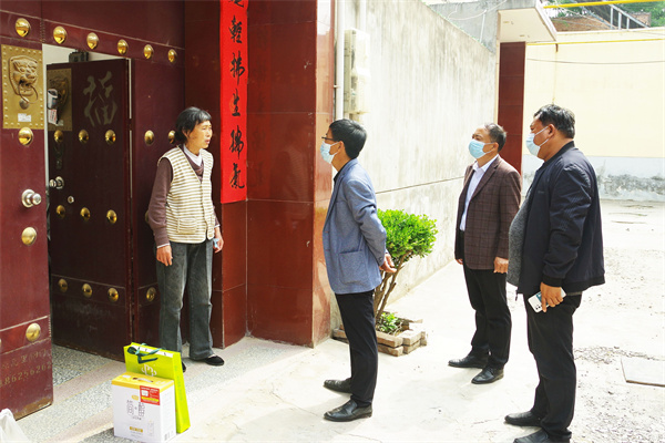 b1f3d4674f444b7f98c7f7d81bbbdeea.jpg 看望退休职工许庭真.jpg