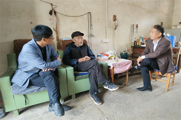 d7b63bd347e044219f90c8a53f81c4ee.jpg 看望退休职工蔡修岩.jpg