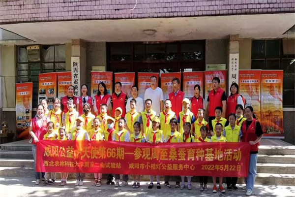 f56c080414f04e01b2a3d65a5e393aab.jpg 合影留念.jpg