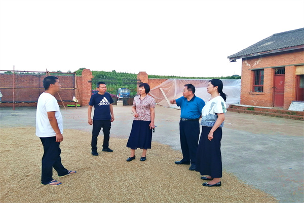 a5f0ba1832914e74a7f40197dddbba90.jpg 领导慰问检查指导工作.jpg