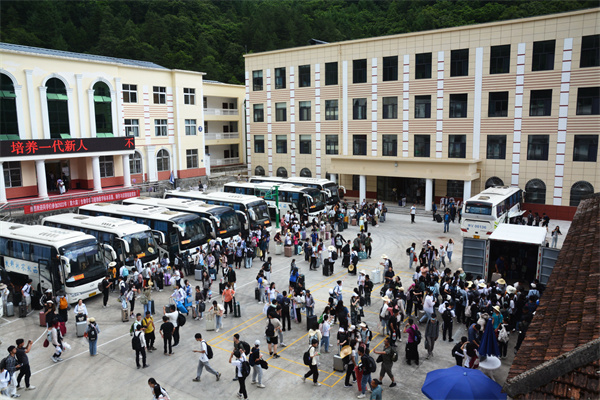 acf383ed63d9464f8293e237a533fe3c.jpg 首批生物学综合实习师生抵达.jpg