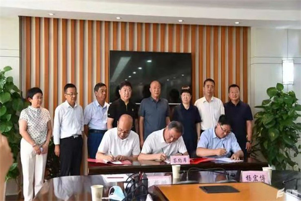 c50c1adf65744bdbbd7f29dc083a6031.jpg 签订合作协议.jpg