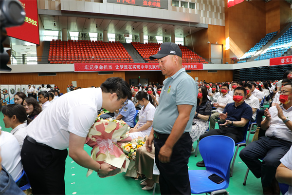 25419f479cbc4b8195c7fa7d2ec4ae4a.jpg 毕业生代表为梁小库献花.jpg