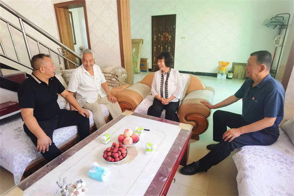 25cc7c9261c645c8bee4d86e4c479ce6.jpg 周至试验站班子成员看望慰问老党员郝兴民和谢彩虹.jpg