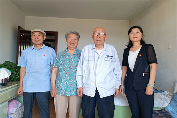 4dfb61b581a4453a8a338e2ebcff2459.jpg 米脂试验站党总支负责人看望慰问老党员常宪武.jpg