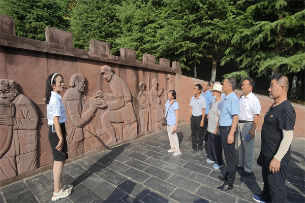 511f00e16fb9470d8024e8198e2bc58d.jpg 在历史浮雕群前感悟英烈精神.jpg