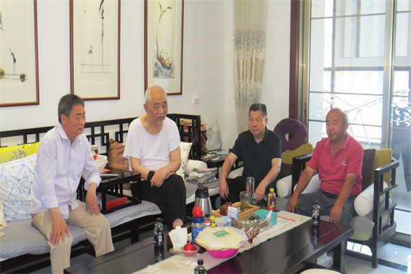 60419e8de71d4e5896ee9100eb6a88fa.jpg 咸阳试验站班子成员看望慰问老党员张永才.jpg