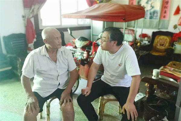 af94f1f7228f4f5e89a982ca776da13b.jpg 周至二曲试验站负责人看望慰问退休党员马振宝.jpg