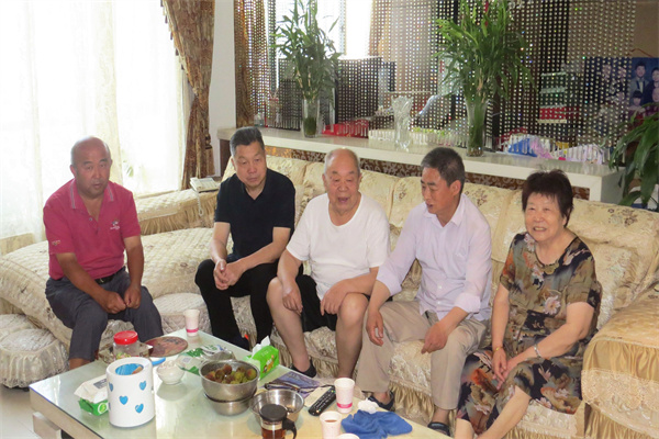 d6a80623caca4e5784d5d401a494ad3b.jpg 咸阳试验站班子成员看望慰问老党员李三强.jpg