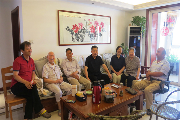 e5b9867bce454c23bcb5f047a5dfad5b.jpg 咸阳试验站班子成员看望慰问老党员秦晟.jpg