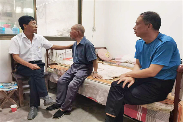 e9e1f500d71c4e5f9f67ffb86daabe99.jpg 斗口试验站班子成员看望慰问老党员杨玉文.jpg