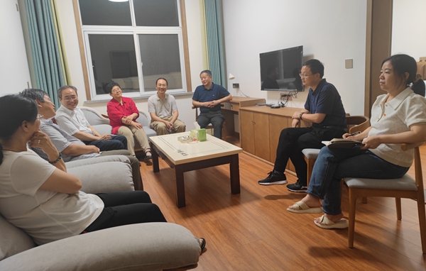 2ba9357bf2774be593a5702c4009992b.jpg 同实习教师座谈_副本.jpg