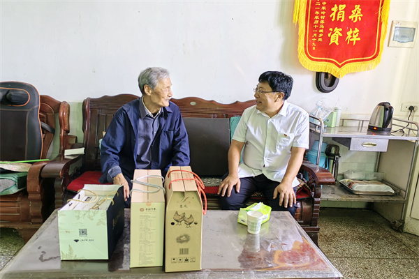 fd194067c9984d87995e34e5c651d889.jpg 眉县试验站负责人看望慰问老党员李继斌_副本.jpg