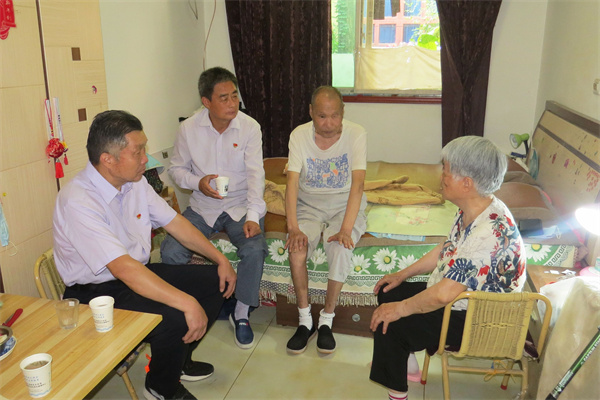 ffc72e67271e4b0bbd9a4a4910392025.jpg 咸阳试验站班子成员看望慰问老党员赵永明.jpg