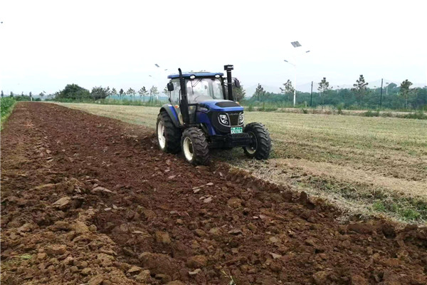 34146947db184a5db3c64dd8e5dbc2b1.jpg 夏茬休闲地深耕晒垡.jpg