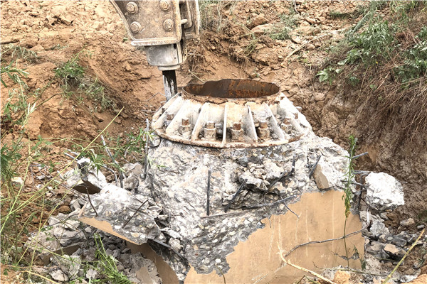 962b9bbd955a463da5e2b331f6d08312.jpg 清理试验地残留高压电塔底座.jpg