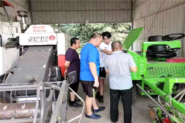 f0b4623ef04341ff834b466e34aab209.jpg 检修维护小麦数控精播机.jpg