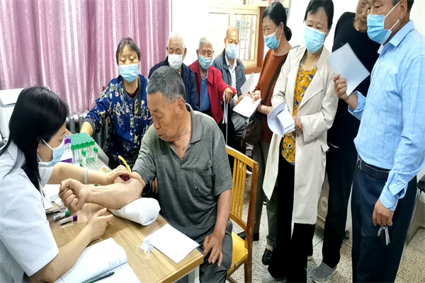 f70872fbcac24d6abd4b44c05fbe0f49.jpg 斗口试验站离退休职工在驻地进行体检.jpg