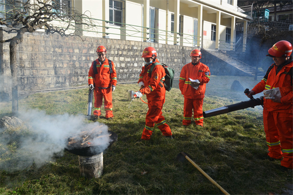 7f7344cdeb0f4ddc82d7b22ab56113fe.jpg 现场扑救火灾.jpg