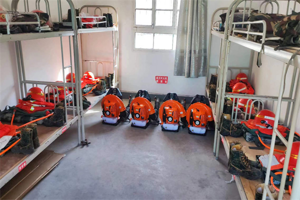 9bea94e4a1924b6793405c7612c6693f.jpg 新购置的防火机具物资.jpg