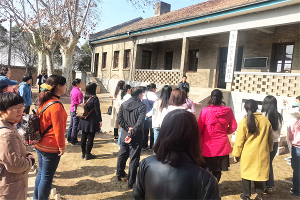 a022d1ff6654427190b31cf979f2a163.jpg 接受校史校情教育.jpg