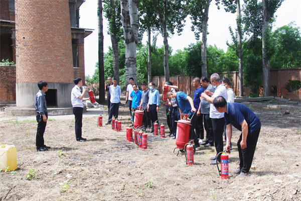 536a454628364cc2a15dc8751344c9c6.jpg 讲解灭火器正确使用方法.jpg