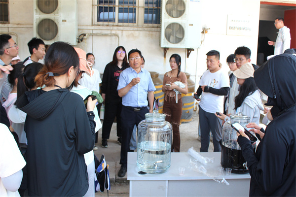 d0406d37d1e64047998c5fb4a0d67fe3.jpg 蔡玉良教授指导师生品鉴樱桃酒_副本.jpg